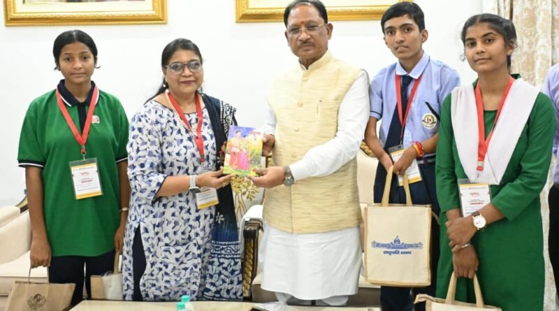राष्ट्रपति से भेंट कर लौटे प्रतिभावान विद्यार्थियों ने मुख्यमंत्री विष्णु देव साय से की सौजन्य मुलाकात