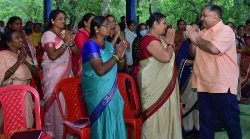 रामगढ़ में मितानिन बहनों से पर्यटन एवं संस्कृति मंत्री ने किया आत्मीय संवाद, समस्याओं और आवश्यकताओं की ली जानकारी
