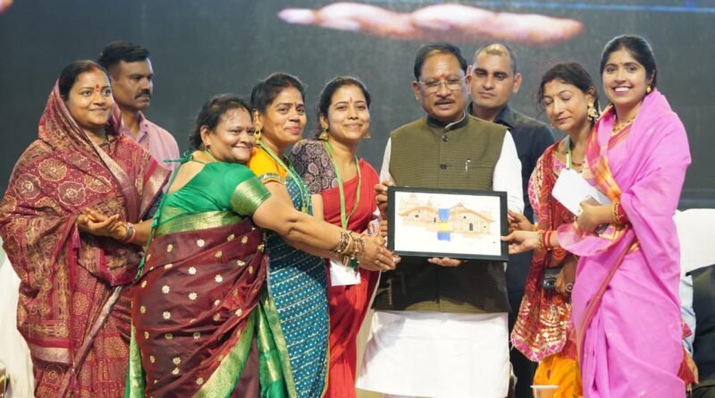 बहतराई स्टेडियम में गूंजा तीजा तिहार का उल्लास, मुख्यमंत्री विष्णु देव साय ने बहनों संग साझा की पर्व की खुशियां