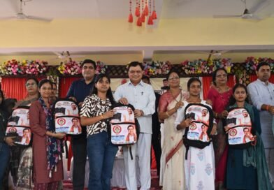 एजुकेशन किट वितरण- उद्योग मंत्री लखन लाल देवांगन ने 1500 छात्राओं को दी सौगात, कॉलेजों में विशाल डोम निर्माण की घोषणा
