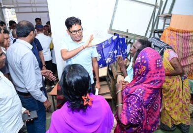बाढ़ की मुश्किल घड़ी में अपनों के बीच पहुंचे वित्त मंत्री ओ.पी. चौधरी