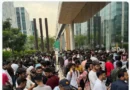 मुंबई के बीकेसी स्थित एपल स्टोर के बाहर नए आईफोन-18 की बिक्री शुरू होते ही लोगों की भारी भीड़ जमा हो गई