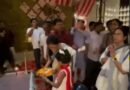 पश्चिम बंगाल की पूर्व मुख्यमंत्री ममता बनर्जी पर उनके घर के पास मंगलवार शाम एक महिला ने चाकू से हमला करने की कोशिश की