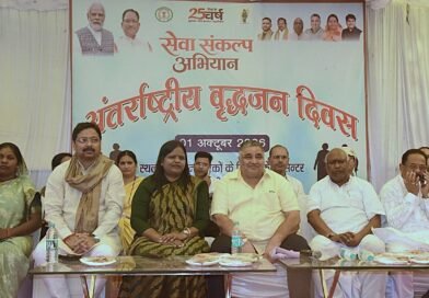 अंतर्राष्ट्रीय वृद्धजन दिवस पर सियानगुड़ी में बुजुर्गों का सम्मान, राजेश अग्रवाल ने शॉल-श्रीफल भेंट कर लिया आशीर्वाद