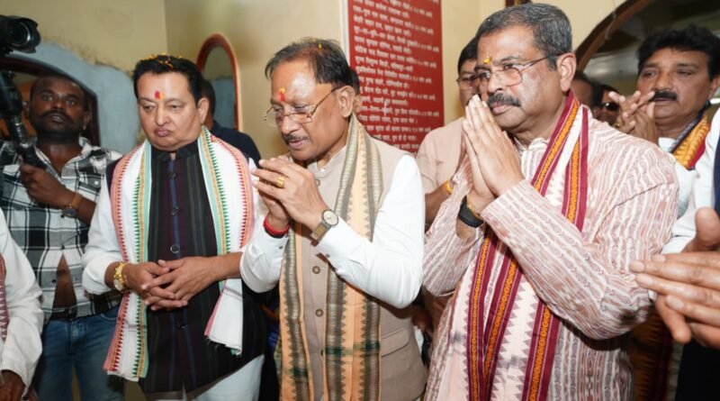 मुख्यमंत्री विष्णु देव साय ने रामचंडी मंदिर में पूजा-अर्चना कर प्रदेश की खुशहाली एवं सुख-समृद्धि की कामना की