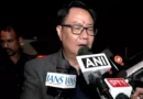 मुंबई में गुरुवार को एक कार्यक्रम में महाराष्ट्र के सीएम देवेंद्र फडणवीस, शिवसेना (यूबीटी) प्रमुख उद्धव ठाकरे और महाराष्ट्र नवनिर्माण सेना (एमएनएस) प्रमुख राज ठाकरे एक मंच पर नजर आए